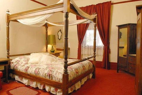 Mickey Bourkes Koroit Hotel - Accommodation Fremantle 0