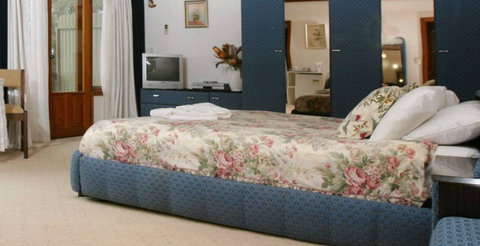 Chalet Swisse Spa Retreat - Accommodation Fremantle 1