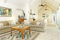 Absolute Beachfront Belongil Summerhouse - Accommodation Fremantle 1