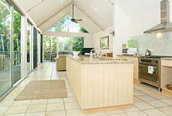 Absolute Beachfront Belongil Summerhouse - Accommodation Fremantle 2