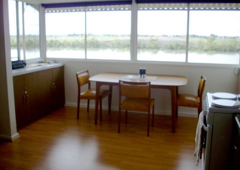 Riverfront Holiday House - Accommodation Fremantle 2