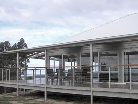 Resolution Vineyard House - Accommodation Fremantle 0