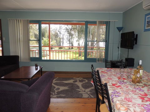 A Paradise Bungalow Waterfront - Accommodation Fremantle 3