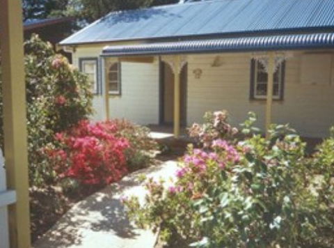 AppleBlossom Cottage - Accommodation Fremantle 0