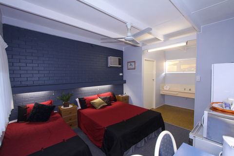 Moore Park Beach Motel - Accommodation Fremantle 0