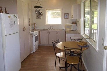 Whispering Pines - Holiday Home - Accommodation Fremantle 3