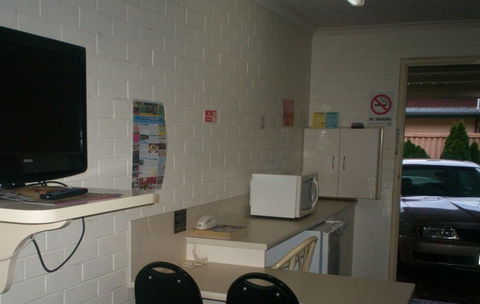 A Raceview Motor Inn - Accommodation Fremantle 2