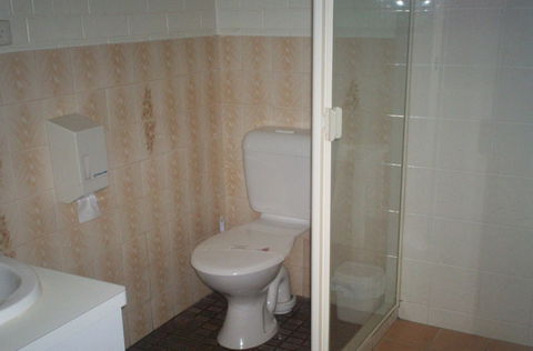 A Raceview Motor Inn - Accommodation Fremantle 3