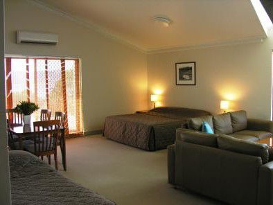 Banjo Paterson Inn - Accommodation Fremantle 2