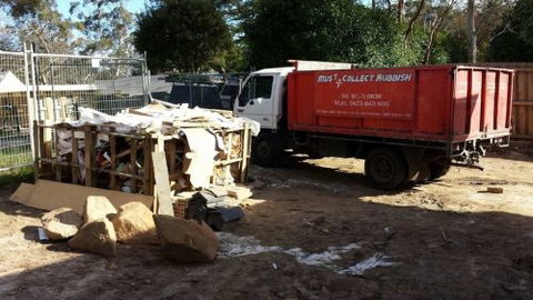 Must Collect Rubbish - Accommodation Fremantle 1