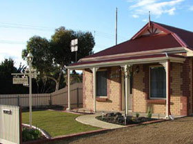 Brooking Cottage - Accommodation Fremantle 0