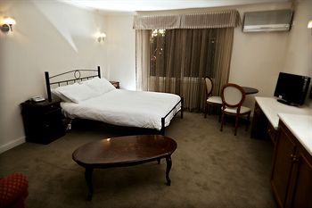 Elizabethan Lodge - Accommodation Fremantle 7