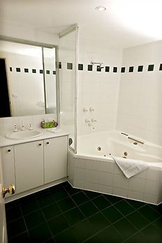 Elizabethan Lodge - Accommodation Fremantle 10