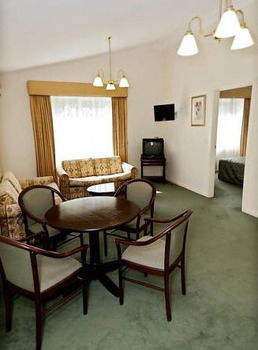 Elizabethan Lodge - Accommodation Fremantle 18