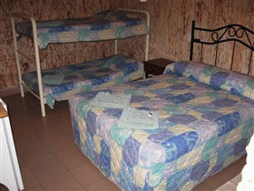 Radeka Downunder Underground Motel And Backpacker Inn - Accommodation Fremantle 2