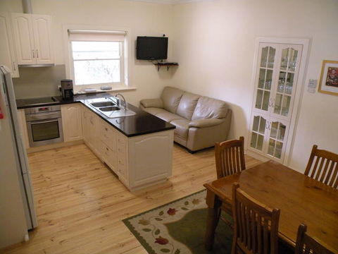 MacDonnell House (Naracoorte Cottages) - Accommodation Fremantle 2