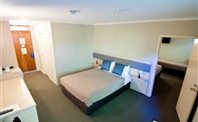Lakeview Hotel Motel - Oak Flats - Accommodation Fremantle 1