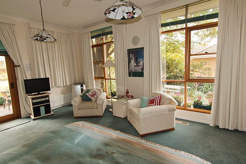 Practically Lakeside B And B - Accommodation Fremantle 2