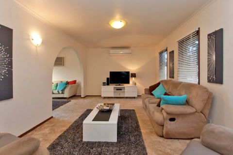 Relax On Regina - Accommodation Fremantle 69