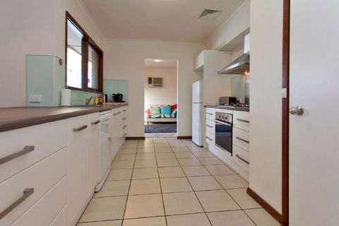 Relax On Regina - Accommodation Fremantle 71