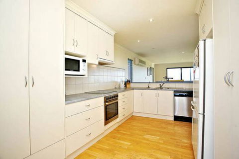 Unwind At Coast On Newell - Accommodation Fremantle 16