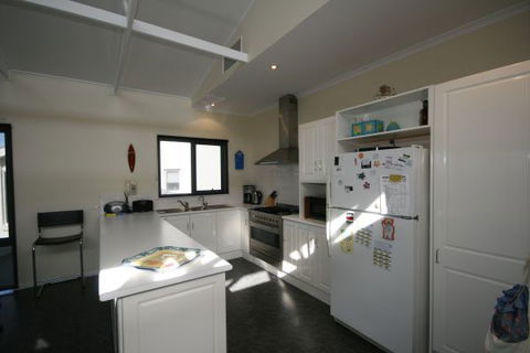 LJ Hooker Goolwa Holiday Rentals - 25 Barrage Road, Goolwa South - Accommodation Fremantle 3