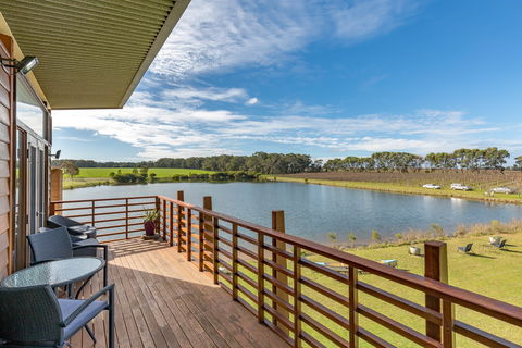 Bettenay's Lakeside Chalets And Luxury Spa Apartment - Accommodation Fremantle 1
