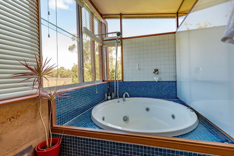 Bettenay's Lakeside Chalets And Luxury Spa Apartment - Accommodation Fremantle 3