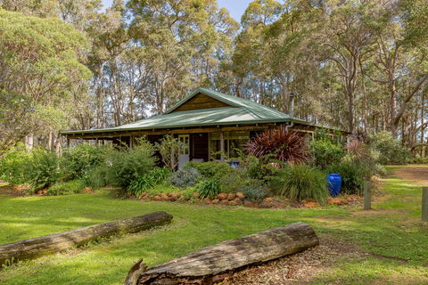 Bettenay's Lakeside Chalets And Luxury Spa Apartment - Accommodation Fremantle 4