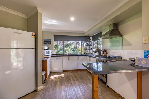 Bettenay's Lakeside Chalets And Luxury Spa Apartment - Accommodation Fremantle 5