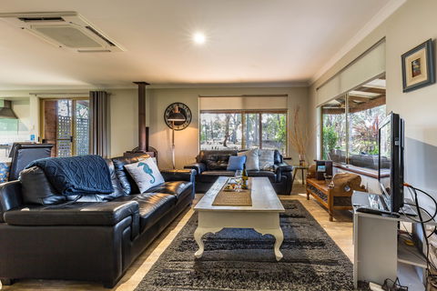 Bettenay's Lakeside Chalets And Luxury Spa Apartment - Accommodation Fremantle 6
