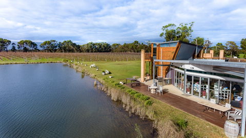 Bettenay's Lakeside Chalets And Luxury Spa Apartment - Accommodation Fremantle 7