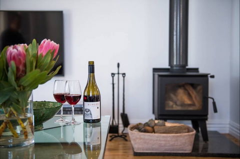 Rowlee Vineyard Villa - Accommodation Fremantle 0