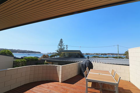 All Decked Out At Penguin Mews - Accommodation Fremantle 2