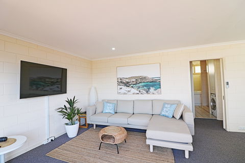 All Decked Out At Penguin Mews - Accommodation Fremantle 3