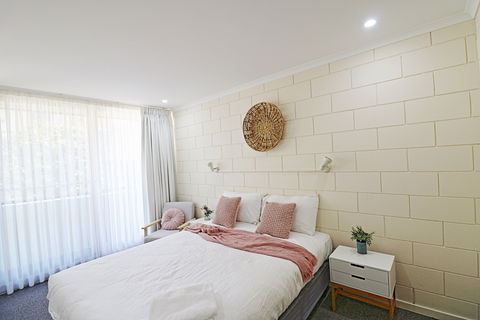 All Decked Out At Penguin Mews - Accommodation Fremantle 4