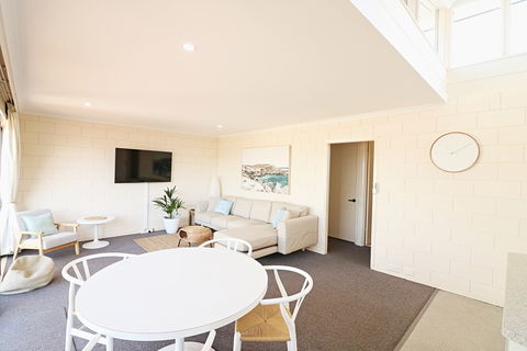 All Decked Out At Penguin Mews - Accommodation Fremantle 6