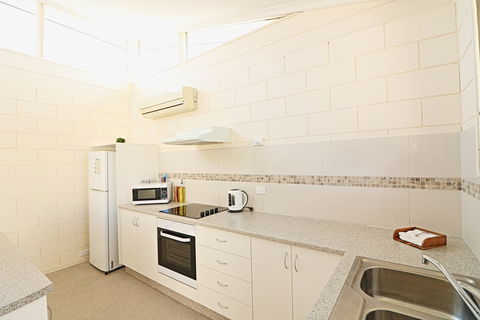 All Decked Out At Penguin Mews - Accommodation Fremantle 7
