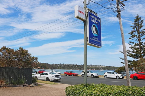 All Decked Out At Penguin Mews - Accommodation Fremantle 8