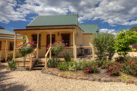 Autumn Affair Cottage 7 - Accommodation Fremantle 0