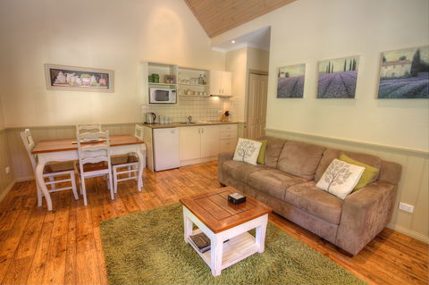 Autumn Affair Cottage 7 - Accommodation Fremantle 1