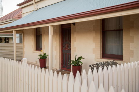 McKinley's Rest - Accommodation Fremantle 0