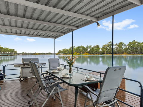 Boats And Bedzzz - The Murray Dream Self-contained Moored Houseboat - Accommodation Fremantle 0