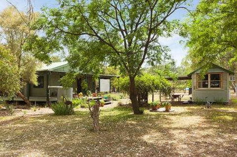 Red Tractor Retreat - Accommodation Fremantle 1