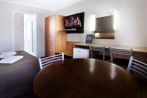 Riviera On Ruthven Motel - Accommodation Fremantle 1