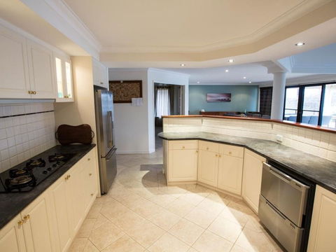 Canal Elegance In Yunderup - Accommodation Fremantle 2