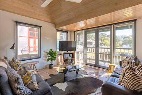 Dlux + Escape @ Lorne - Accommodation Fremantle 0