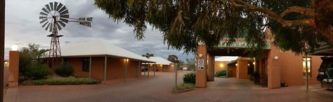 Mud Hut Motel - Accommodation Fremantle 0