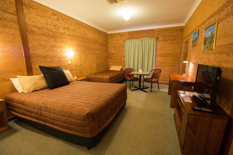 Mud Hut Motel - Accommodation Fremantle 2