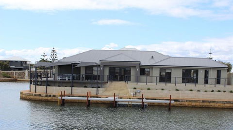 Port Bouvard Retreat - Large Family Friendly Canal Home With Private Jetty - Accommodation Fremantle 0